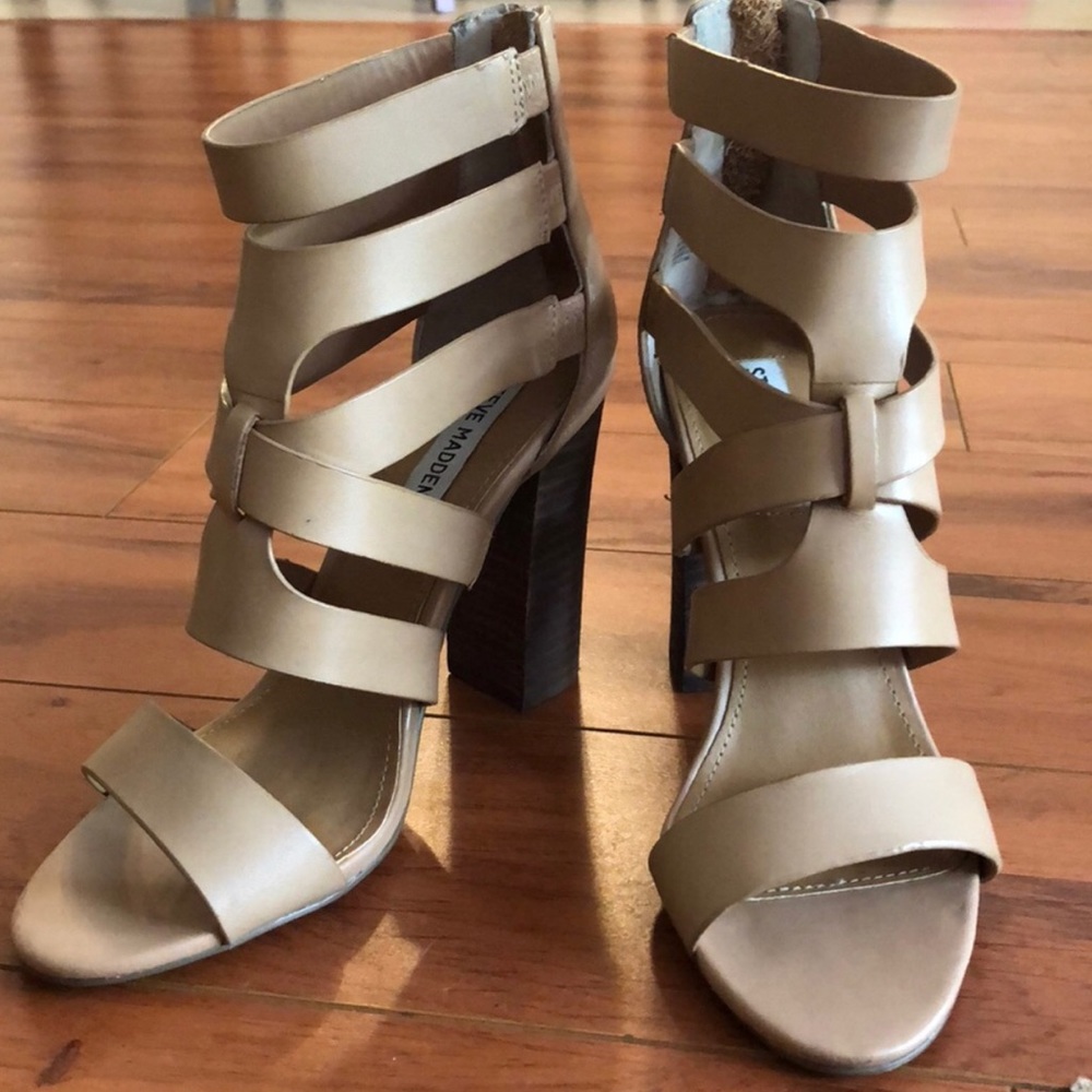 Nude strappy Steve Madden block heel sandals✨